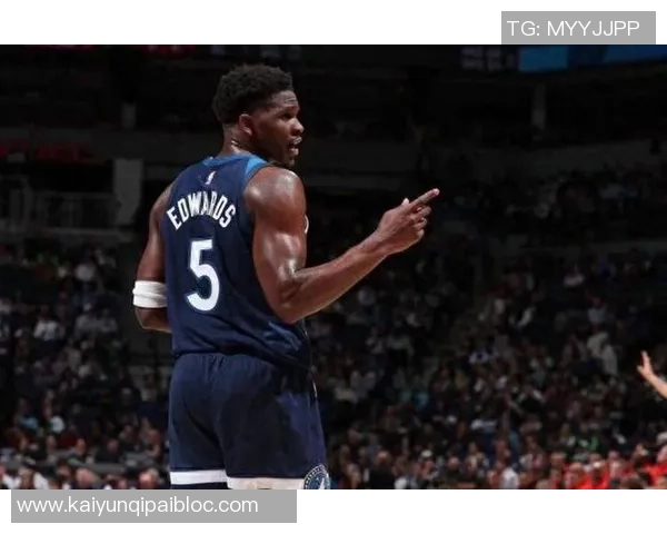 爱德华兹首节状态火热5投4中三分命中率高达60斩获14分 爱德华兹首节状态火热5投4中三分命中率高达60斩获14分