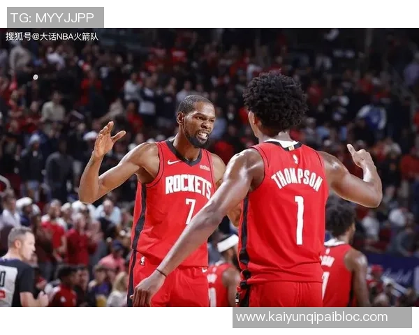 火箭训练营第4日精彩瞬间KD与谢泼德击掌卡佩拉与亚当斯温馨相拥